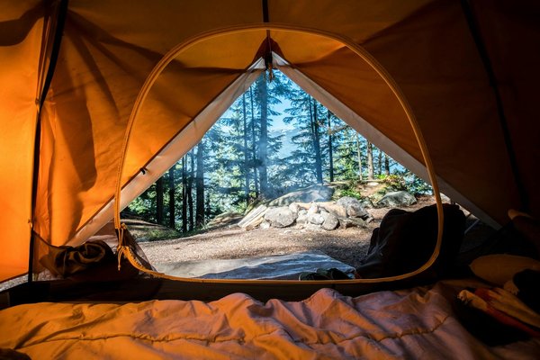 Quels sont les conseils pour un camping dans une région à forte humidité sans moisissures?